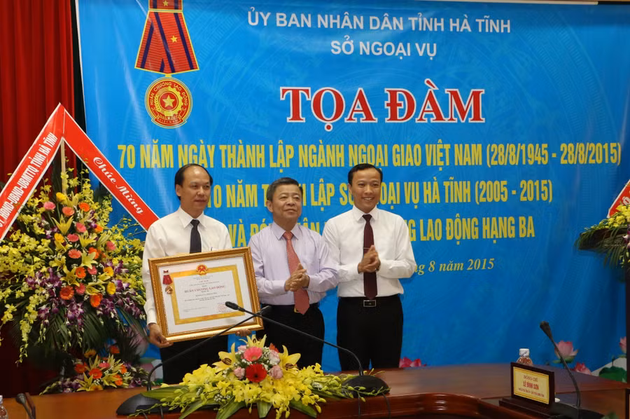 Đại diện Bộ Ngoại vụ trao Huân chương hạng Ba cho Sở Ngoại vụ Hà Tĩnh.
