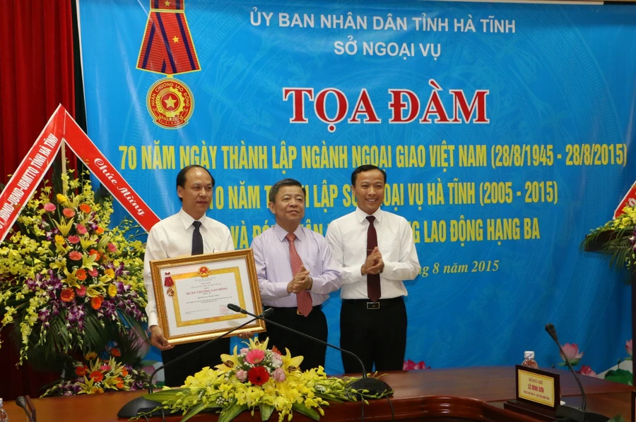 Đại diện Bộ Ngoại vụ trao Huân chương hạng Ba cho Sở Ngoại vụ Hà Tĩnh.
