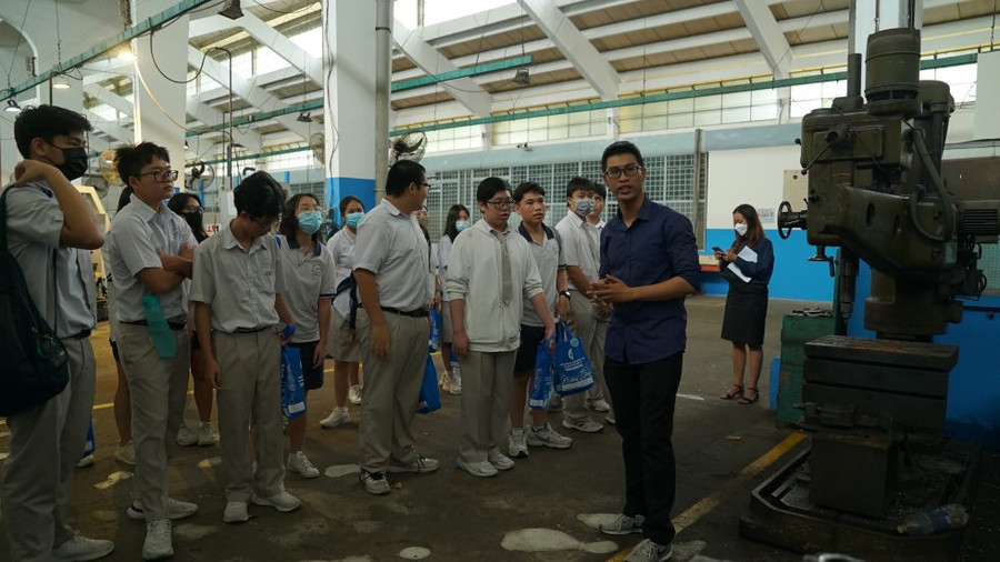 Học sinh Trường THCS - THPT Đinh Thiện Lý (TPHCM) tham quan học tập và trải nghiệm một ngày làm sinh viên tại Trường Đại học Bách khoa, Đại học Quốc gia TPHCM. Ảnh: HCMUT