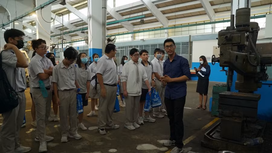 Học sinh Trường THCS - THPT Đinh Thiện Lý (TPHCM) tham quan học tập và trải nghiệm một ngày làm sinh viên tại Trường Đại học Bách khoa, Đại học Quốc gia TPHCM. Ảnh: HCMUT