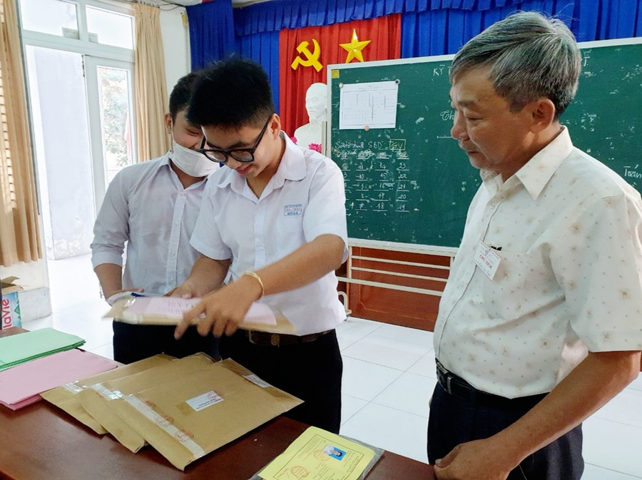 Đại diện thí sinh kiểm tra phong bì đề thi. Đại diện thí sinh kiểm tra phong bì đề thi.