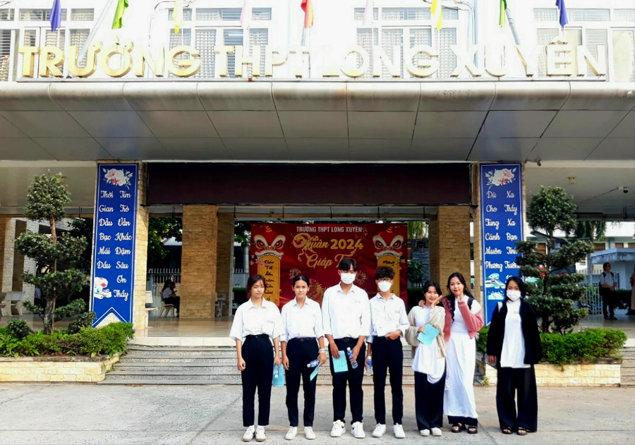 Học sinh Trường THPT Nguyễn Sinh Sắc (TX Tân Châu) tham dự kỳ thi. Học sinh Trường THPT Nguyễn Sinh Sắc (TX Tân Châu) tham dự kỳ thi.