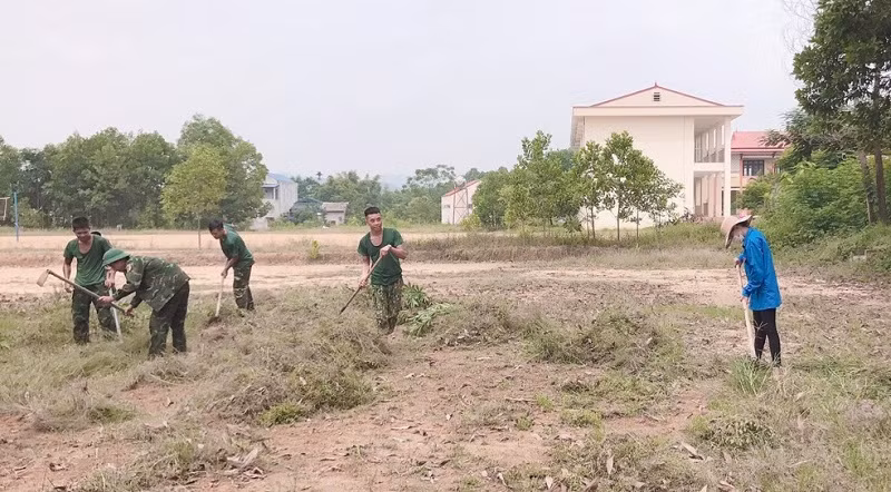 Các chiến sĩ bộ đội đến hỗ trợ sửa chữa, cải tạo sân trường, khuôn viên Trường Tiểu học Thịnh Đức (TP Thái Nguyên).