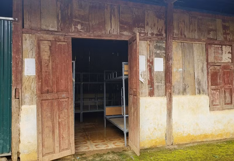 Một dãy nhà bán trú bằng gỗ, xuống cấp tại Trường PTDTBT Tiểu học Tả Sìn Thàng.