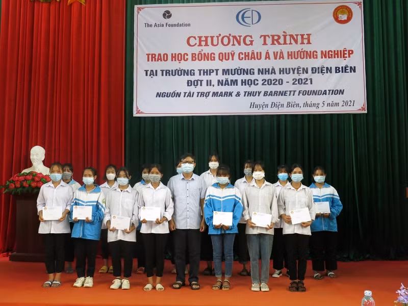 Nhờ những chiếc “cầu nối” là Hội Khuyến học, hàng trăm học sinh nữ thuộc 7 trường THPT vùng khó ở Điện Biên đã nhận được nhiều hơn sự hỗ trợ, đồng hành.