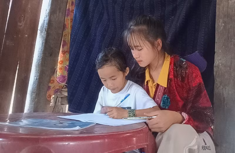 Cũng giống như nhiều bé gái đồng bào dân tộc miền núi khác, con đường đến trường của Sùng Thị Dì gặp rất nhiều khó khăn.