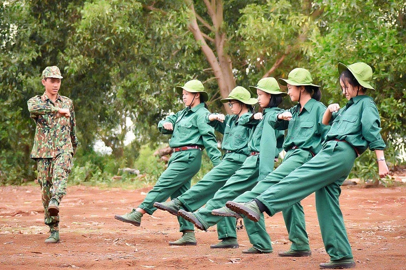 Học quân sự giúp sinh viên xây dựng tác phong kỷ luật.