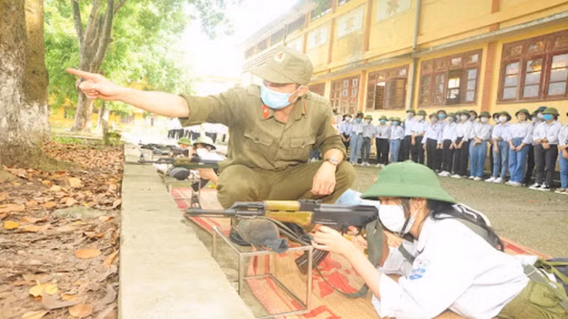 Tiết học môn Giáo dục quốc phòng và an ninh tại Trường THPT Tân Yên số 1 (Bắc Giang). Ảnh: INT