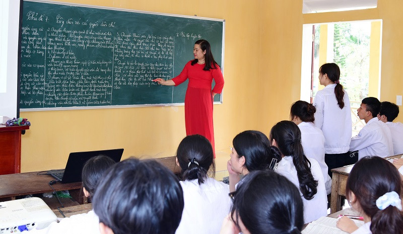 Cô Nguyễn Thị Sao - giáo viên môn Giáo dục công dân, Trường THPT Tô Hiệu, huyện Vĩnh Bảo, TP Hải Phòng trong giờ dạy. Ảnh: Nguyễn Dịu
