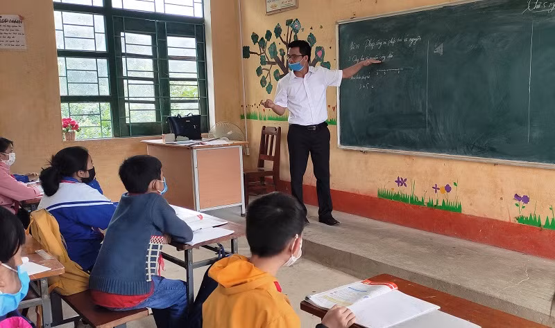 Thầy Long trên bục giảng trong giờ dạy môn Toán.