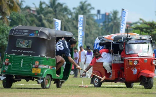 Kỳ lạ môn thể thao chơi polo bằng xe tuk-tuk