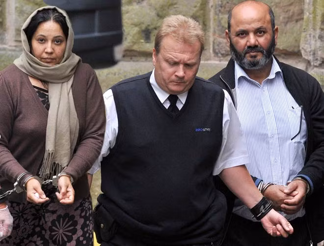 Cảnh sát bắt Iftikhar Ahmed, bố của Shafilea, và Farzana Ahmed, mẹ của em. Ảnh: India Today Cảnh sát bắt Iftikhar Ahmed, bố của Shafilea, và Farzana Ahmed, mẹ của em. Ảnh: India Today