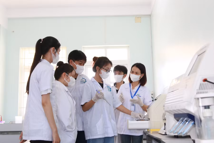 Giảng viên, sinh viên Trường ĐH Kiên Giang trong phòng thí nghiệm.