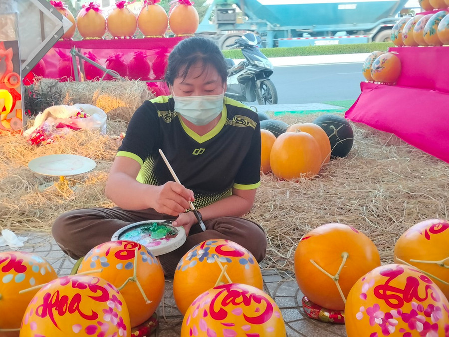 Các gian hàng bán dưa hấu trưng Tết. Các gian hàng bán dưa hấu trưng Tết.