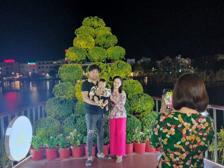 Người dân tham quan, mua sắm, chụp hình "check-in" tại khu vực chợ hoa kiểng. Người dân tham quan, mua sắm, chụp hình "check-in" tại khu vực chợ hoa kiểng.