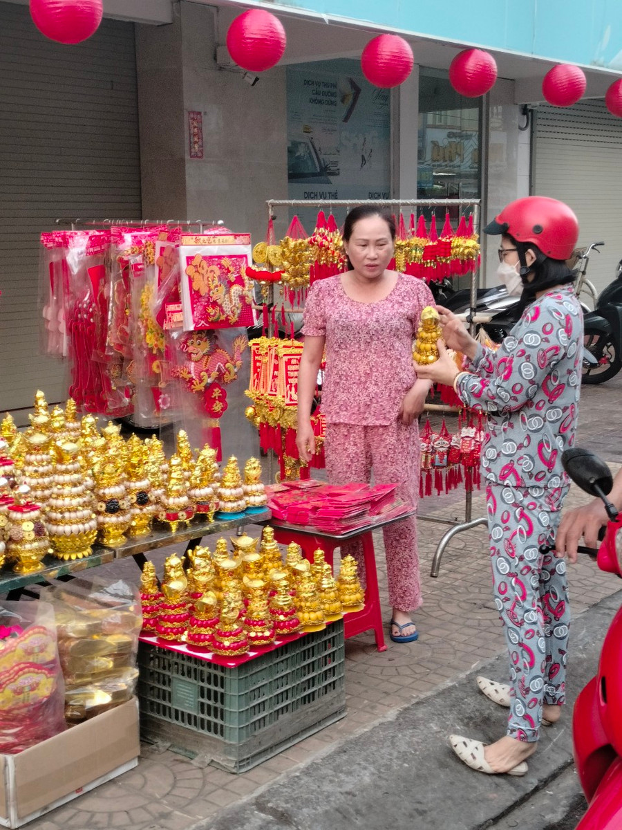 Tuyến đường bán sản phẩm trang trí Tết. Tuyến đường bán sản phẩm trang trí Tết.