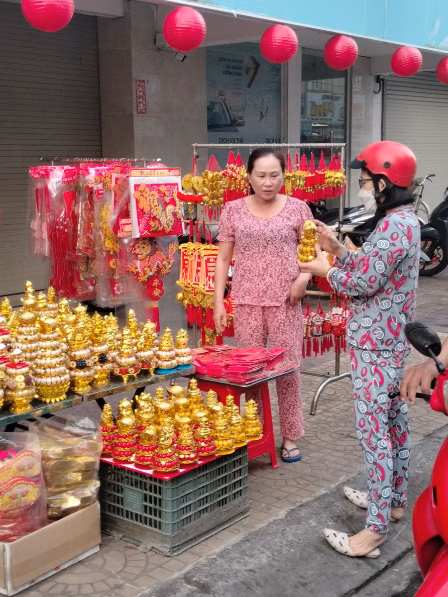 Tuyến đường bán sản phẩm trang trí Tết.