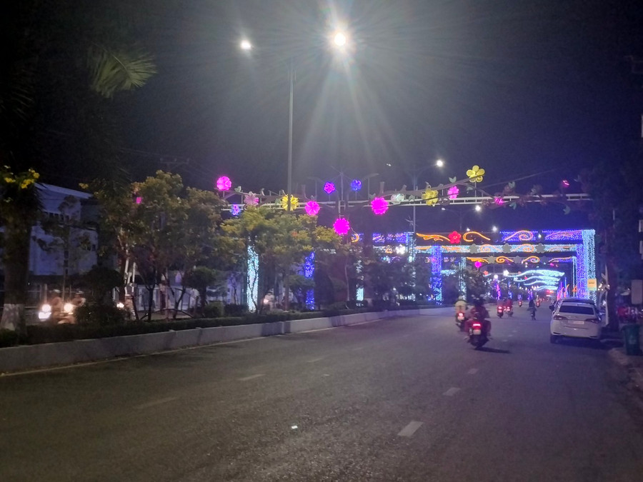 Đường Phan Ngọc Hiển tuyến đường Trung tâm TP Cà Mau được trang bị hệ thống chiếu sáng rực rỡ. Đường Phan Ngọc Hiển tuyến đường Trung tâm TP Cà Mau được trang bị hệ thống chiếu sáng rực rỡ.