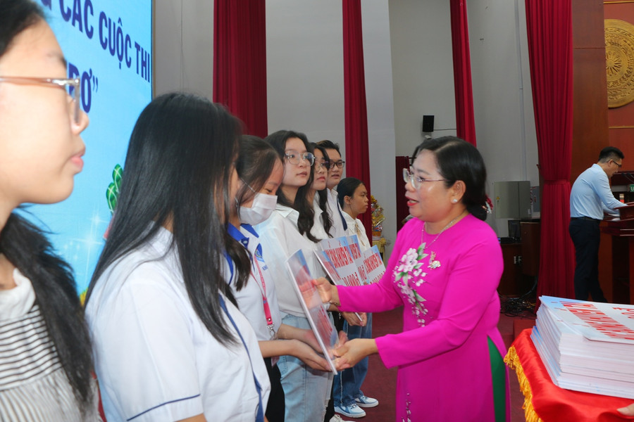 Bà Hồ Thị Cẩm Đào - Phó Bí thư Thường trực Tỉnh ủy Sóc Trăng trao học bổng cho học sinh, sinh viên. Bà Hồ Thị Cẩm Đào - Phó Bí thư Thường trực Tỉnh ủy Sóc Trăng trao học bổng cho học sinh, sinh viên.