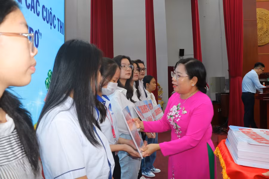 Bà Hồ Thị Cẩm Đào - Phó Bí thư Thường trực Tỉnh ủy Sóc Trăng trao học bổng cho học sinh, sinh viên.