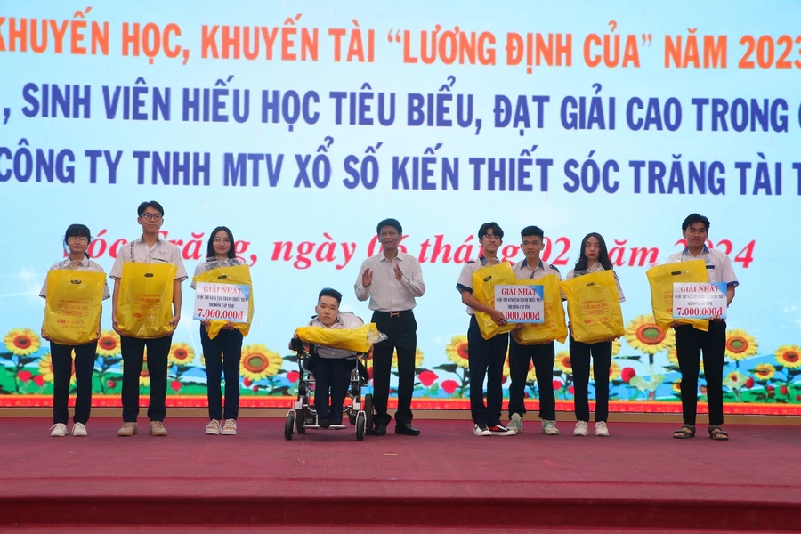 Ông Lâm Văn Mẫn - Bí thư Tỉnh ủy Sóc Trăng trao thưởng và học bổng cho các em học sinh.