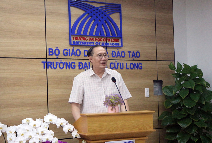 TS Nguyễn Thanh Dũng - Phó Hiệu trưởng chúc mừng năm mới các lưu học sinh. TS Nguyễn Thanh Dũng - Phó Hiệu trưởng chúc mừng năm mới các lưu học sinh.