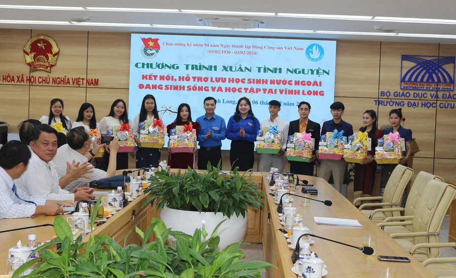 Đại diện Tỉnh đoàn Vĩnh Long tặng quà Tết cho lưu học sinh. Đại diện Tỉnh đoàn Vĩnh Long tặng quà Tết cho lưu học sinh.