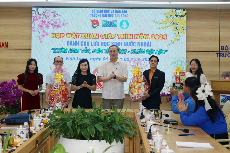 Đại diện Ban Giám hiệu Trường ĐH Cửu Long trao quà Tết cho lưu học sinh. Đại diện Ban Giám hiệu Trường ĐH Cửu Long trao quà Tết cho lưu học sinh.