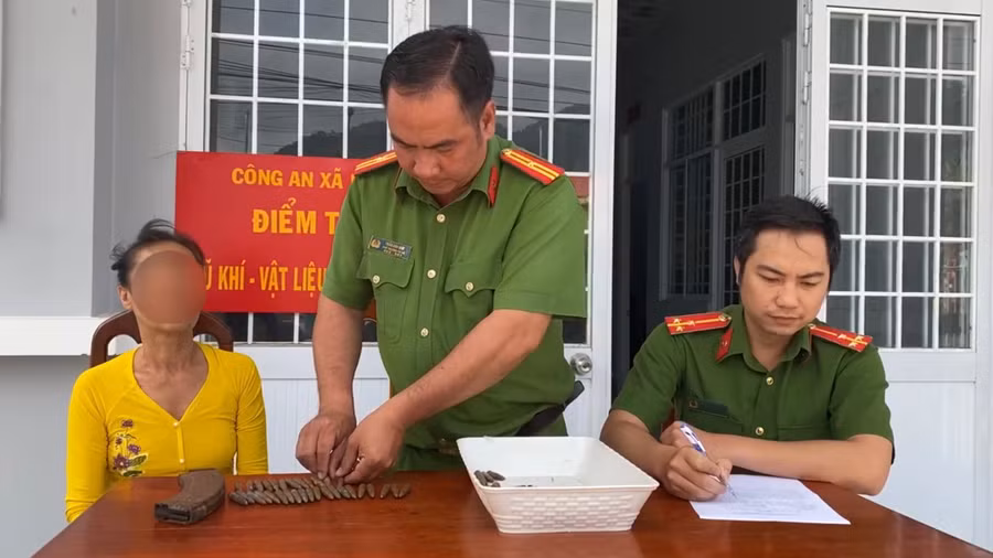 Người dân giao nộp công cụ hỗ trợ và đạn dược.