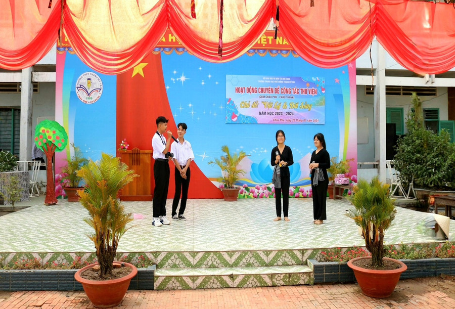 Tiết mục "Đố vui Vật lý" của học sinh Trường THCS-THPT Bình Mỹ (Châu Phú). Tiết mục "Đố vui Vật lý" của học sinh Trường THCS-THPT Bình Mỹ (Châu Phú).