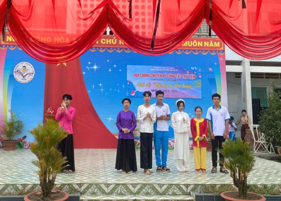 Học sinh Trường THCS-THPT Vĩnh Nhuận (Châu Thành) với tiểu phẩm "Tấm Cám thời hiện đại". Học sinh Trường THCS-THPT Vĩnh Nhuận (Châu Thành) với tiểu phẩm "Tấm Cám thời hiện đại".