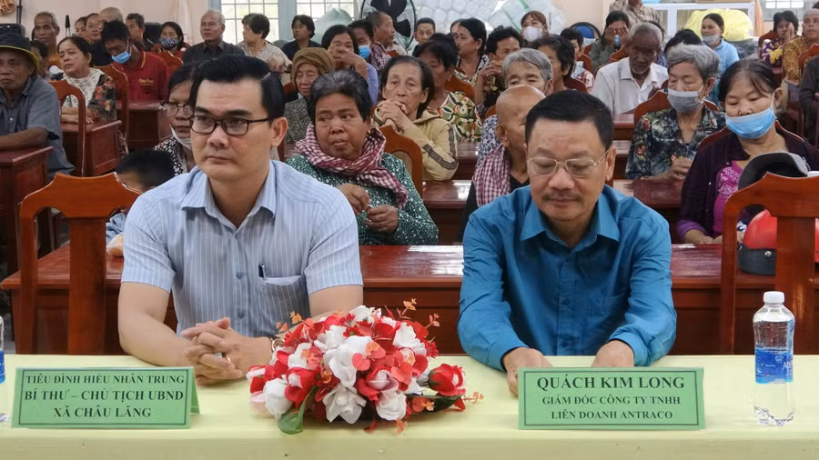 Đại biểu và bà con Khmer tham gia buổi phát quà.