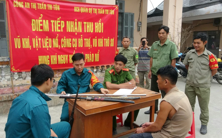 Công an huyện Tri Tôn (An Giang) thu gom vũ khí, vật liệu nổ, công cụ hỗ trợ do người dân giao nộp.