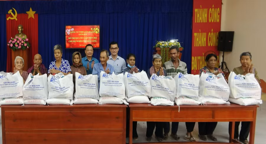 Trao tặng 400 phần Tết cho bà con Khmer huyện miền núi Tri Tôn.