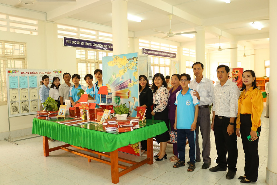 Tham quan các mô hình và trưng bày sản phẩm STEM. Tham quan các mô hình và trưng bày sản phẩm STEM.