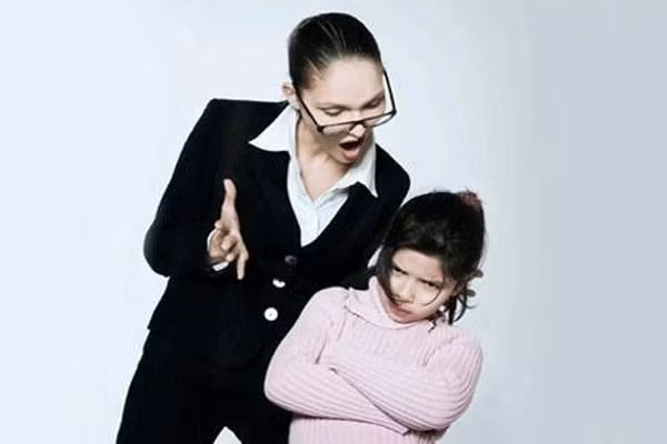 Những thói quen của cha mẹ ảnh hưởng xấu đến trẻ ảnh 1