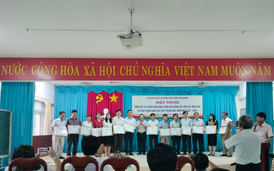 Sở GD&ĐT An Giang trao Giấy khen cho 29 cá nhân đã có thành tích xuất sắc trong thực hiện nhiệm vụ Hội đồng cốt cán chuyên môn cấp Trung học năm học 2022 – 2023. Sở GD&ĐT An Giang trao Giấy khen cho 29 cá nhân đã có thành tích xuất sắc trong thực hiện nhiệm vụ Hội đồng cốt cán chuyên môn cấp Trung học năm học 2022 – 2023.
