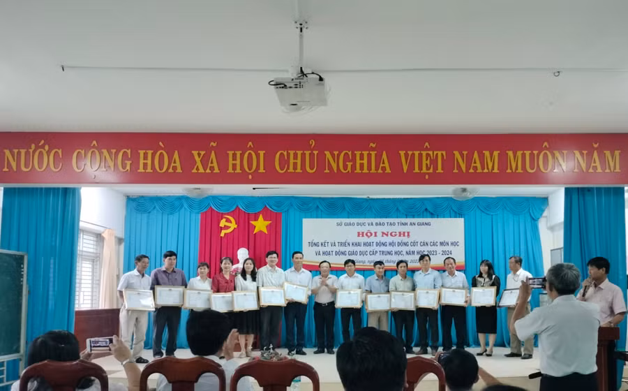 Sở GD&amp;ĐT An Giang trao Giấy khen cho 29 cá nhân đã có thành tích xuất sắc trong thực hiện nhiệm vụ Hội đồng cốt cán chuyên môn cấp Trung học năm học 2022 – 2023.