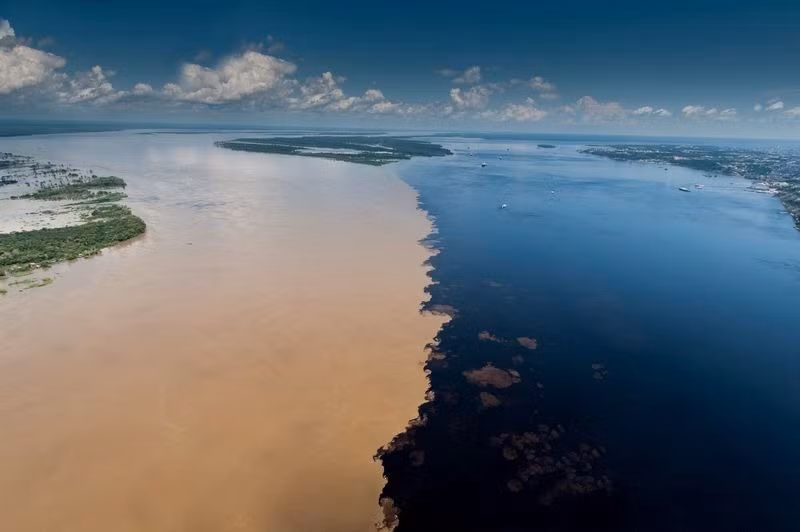 Điều đặc biệt ở nơi hai dòng sông gặp nhau, nước không hòa lẫn ảnh 1