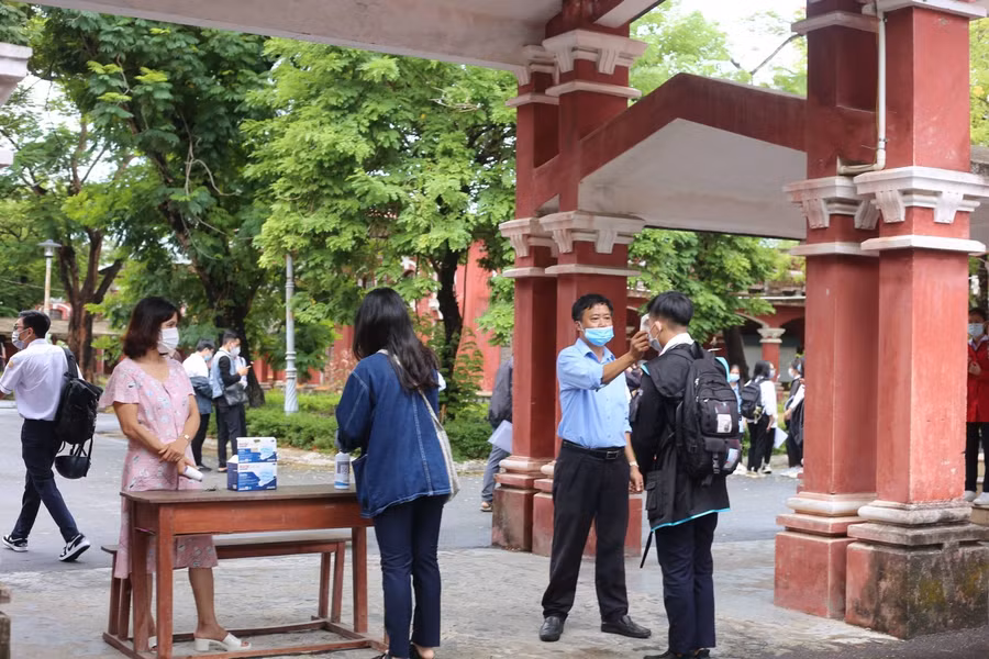 Dù chưa đến 14 giờ nhưng thí sinh có mặt tại điểm thi để làm thủ tục.