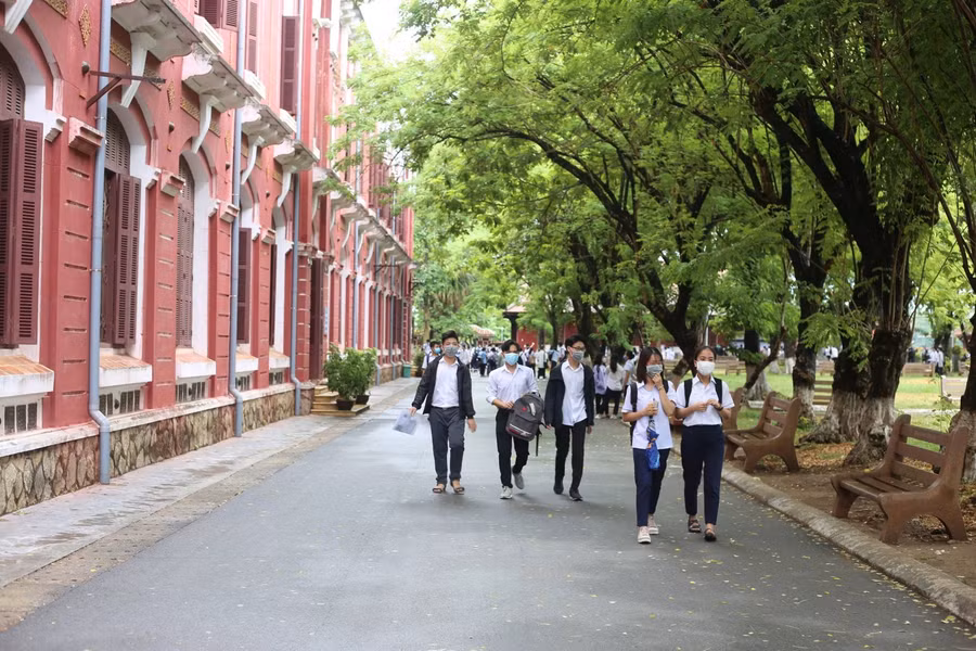 Điểm thi Trường Quốc Học Huế năm nay có hơn 900 em dự thi.