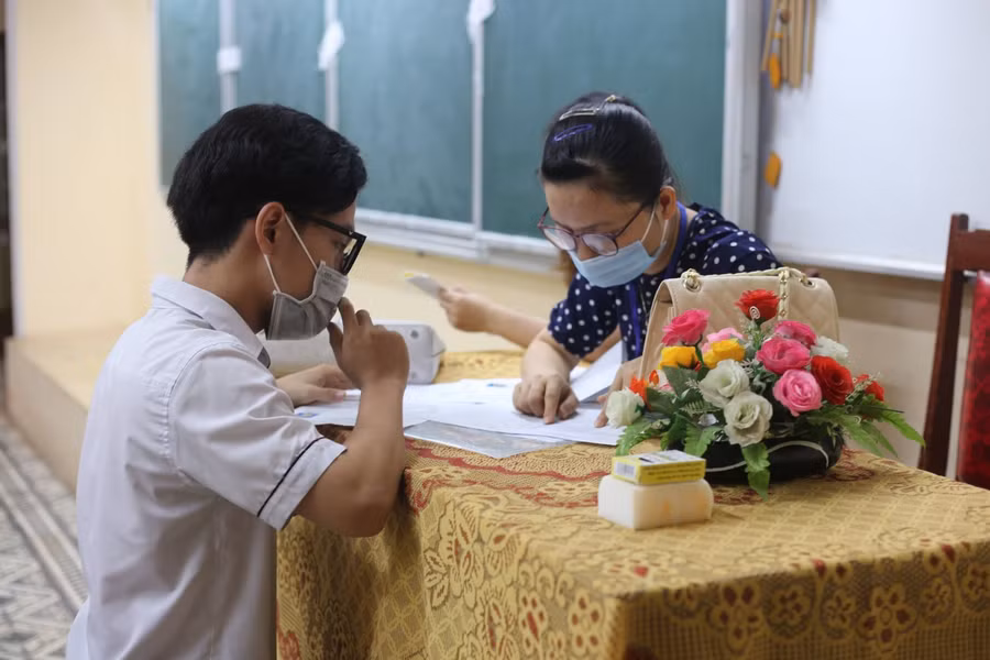 Thí sinh kiểm tra lại các thủ tục dự thi.