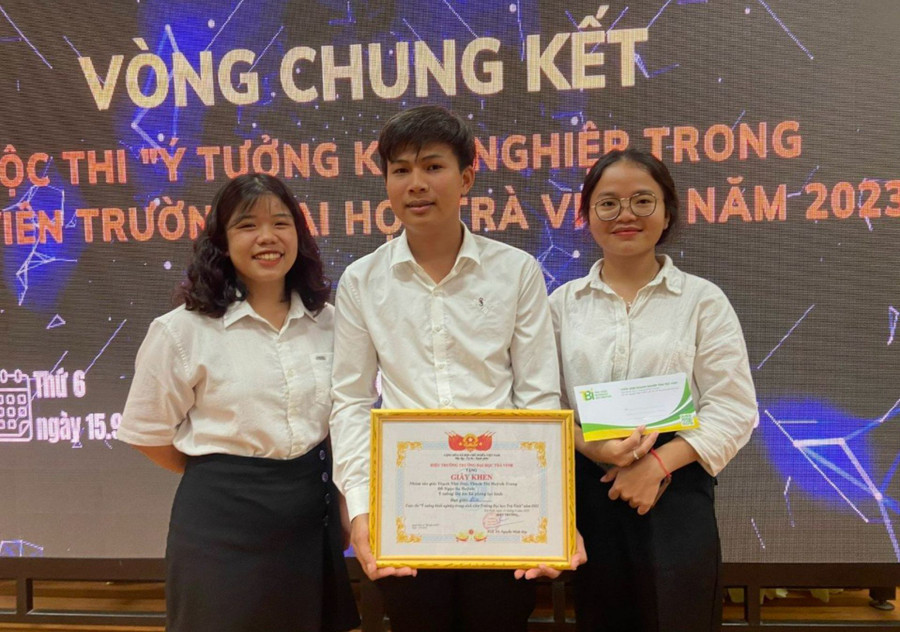 Nhóm sinh viên sản xuất xà phòng lục bình đón nhận khen thưởng của thầy hiệu trưởng Trường ĐH Trà Vinh. Nhóm sinh viên sản xuất xà phòng lục bình đón nhận khen thưởng của thầy hiệu trưởng Trường ĐH Trà Vinh.