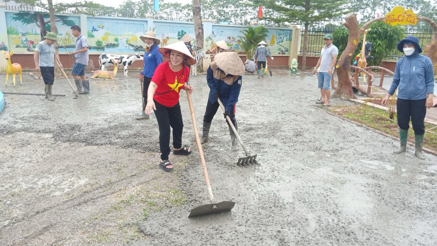 Ngoài nhiệm vụ nấu nướng, nhân viên nuôi dưỡng còn phải làm nhiều việc khác tại trường. Ảnh minh họa: TG Ngoài nhiệm vụ nấu nướng, nhân viên nuôi dưỡng còn phải làm nhiều việc khác tại trường. Ảnh minh họa: TG