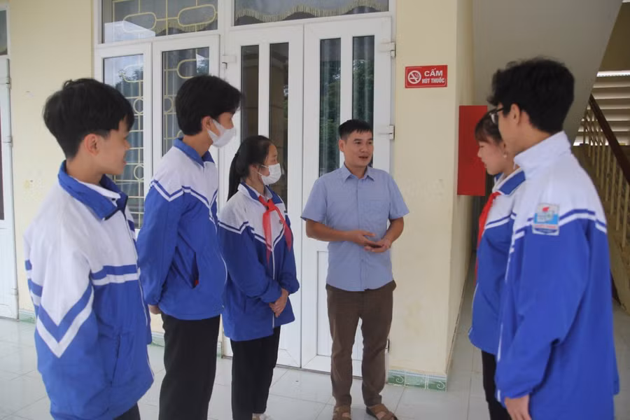 Thầy trò Trường THCS Quyết Thắng, TP Lai Châu (Lai Châu). Ảnh: Hà Thuận