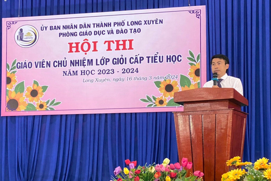 Ông Dương Kiếm Anh - Trưởng phòng Giáo dục và Đào tạo TP Long Xuyên (An Giang) phát biểu khai mạc Hội thi.