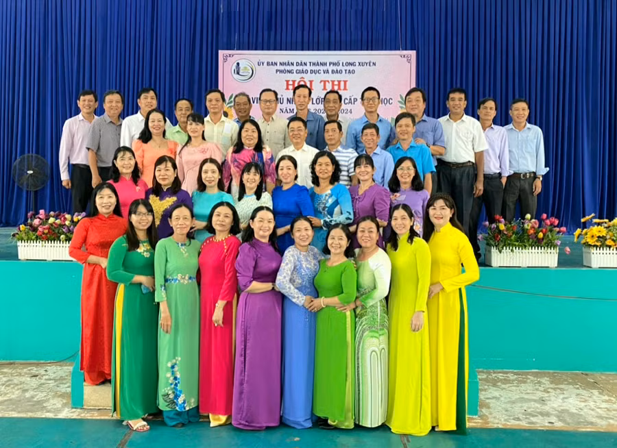 Ban Giám khảo Hội thi chụp hình lưu niệm.