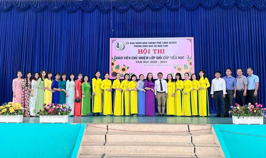 Giáo viên tham dự hội thi chụp hình lưu niệm cùng Ban tổ chức.