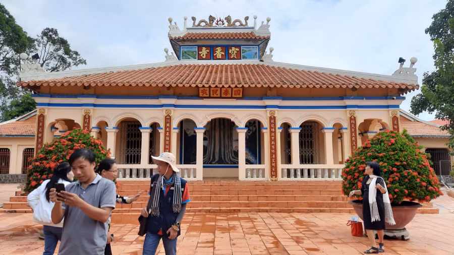 Đền thờ Quản cơ Trần Văn Thành (xã Thạnh Mỹ Tây, huyện Châu Phú, tỉnh An Giang).