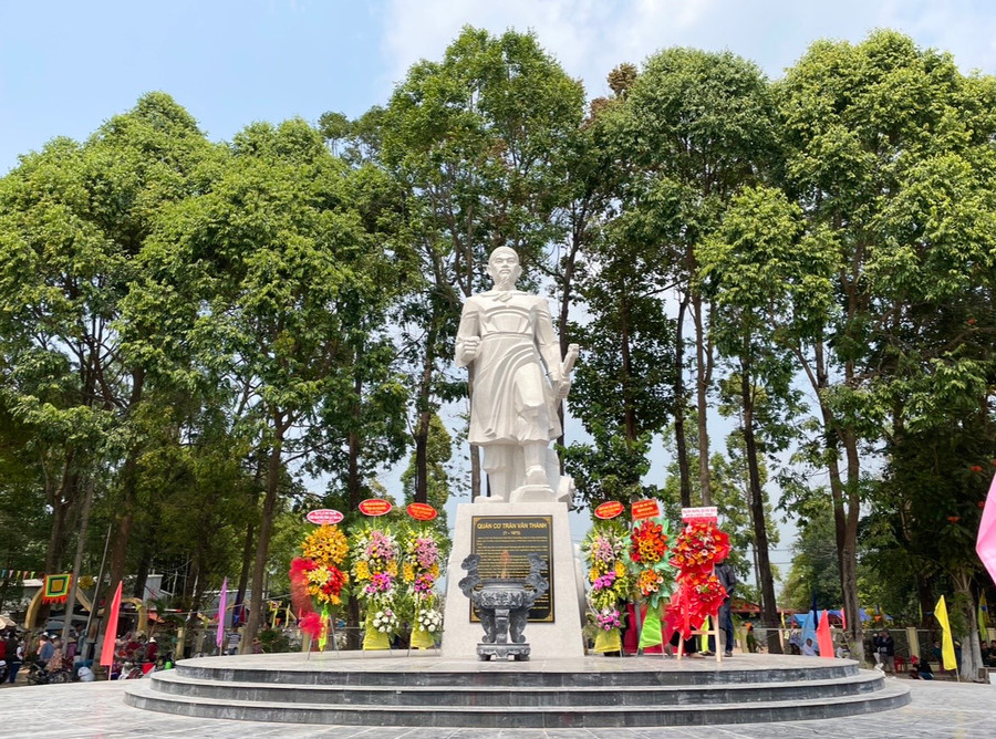 Tượng Quản cơ Trần Văn Thành tại sân đền thờ (xã Thạnh Mỹ Tây, huyện Châu Phú, tỉnh An Giang).